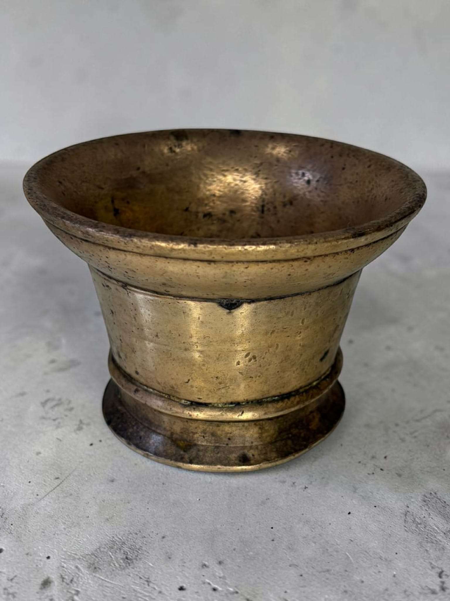 Mortero antiguo de bronce con maja original - Cositas Antiguas – La Guadaña, Anticuarios Online en Jerez , vender antigüedades, muebles antiguos