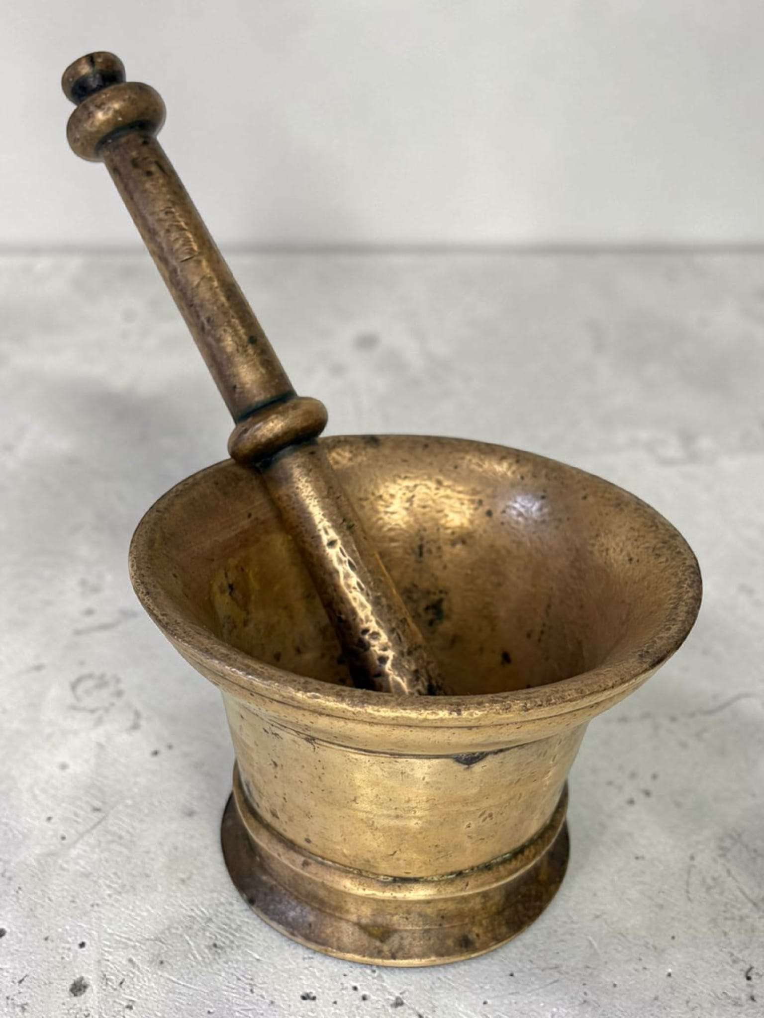 Mortero antiguo de bronce con maja original - Cositas Antiguas – La Guadaña, Anticuarios Online en Jerez , vender antigüedades, muebles antiguos