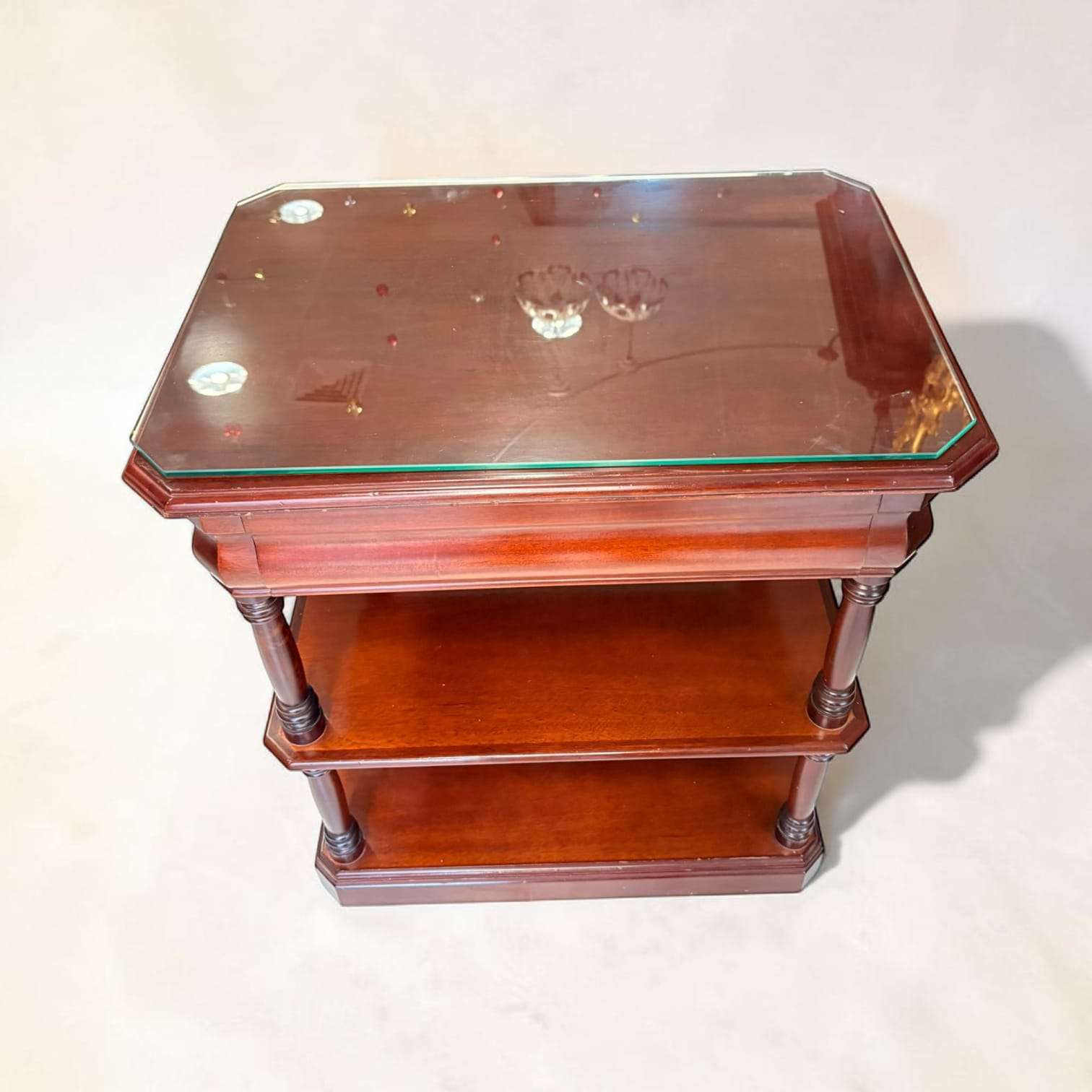 Mesa TV de caoba con tapa de cristal y cajón secreto - Cositas Antiguas – La Guadaña, Anticuarios Online en Jerez , vender antigüedades, muebles antiguos