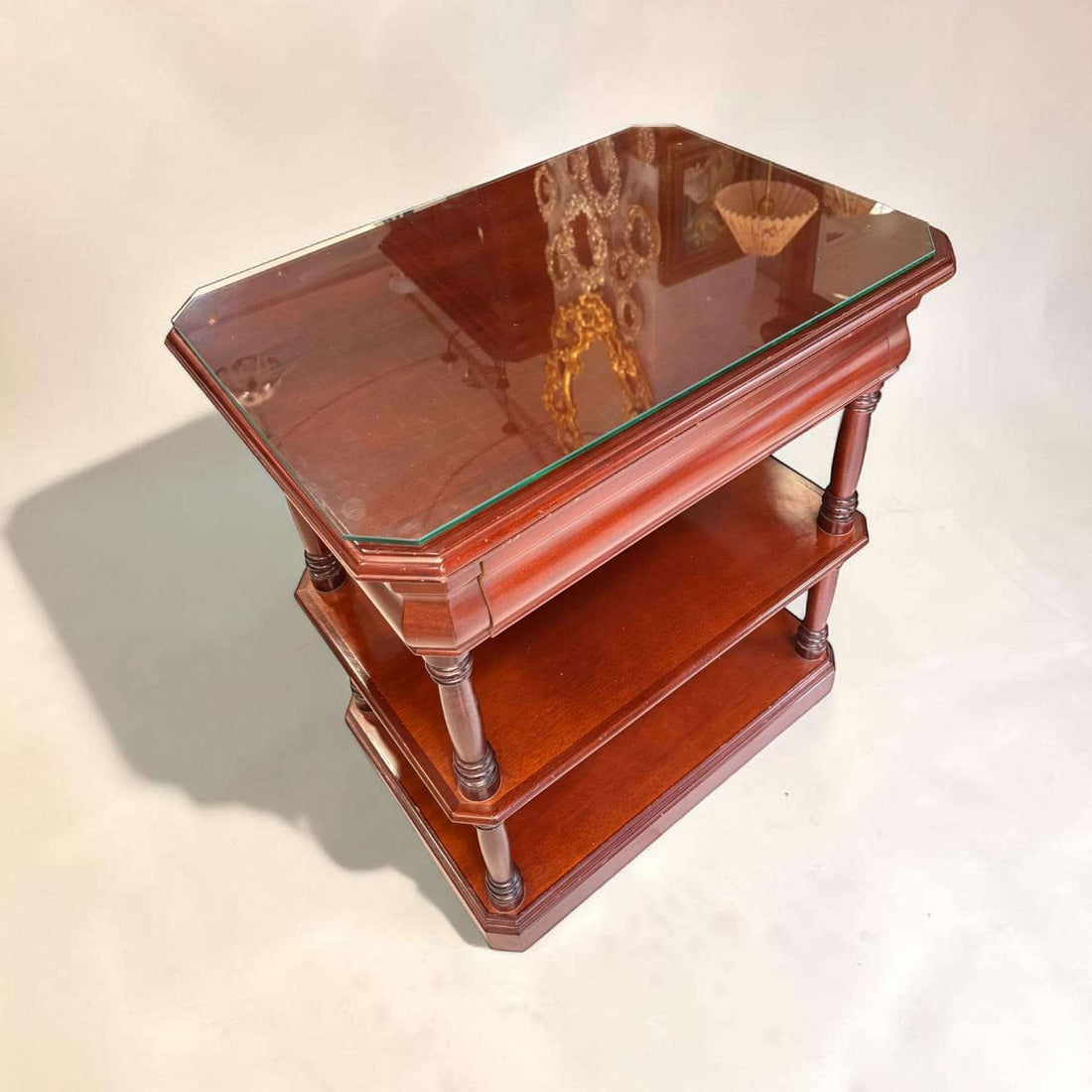 Mesa TV de caoba con tapa de cristal y cajón secreto - Cositas Antiguas – La Guadaña, Anticuarios Online en Jerez , vender antigüedades, muebles antiguos