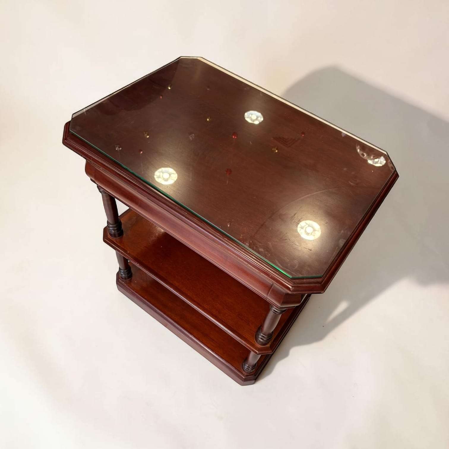 Mesa TV de caoba con tapa de cristal y cajón secreto - Cositas Antiguas – La Guadaña, Anticuarios Online en Jerez , vender antigüedades, muebles antiguos