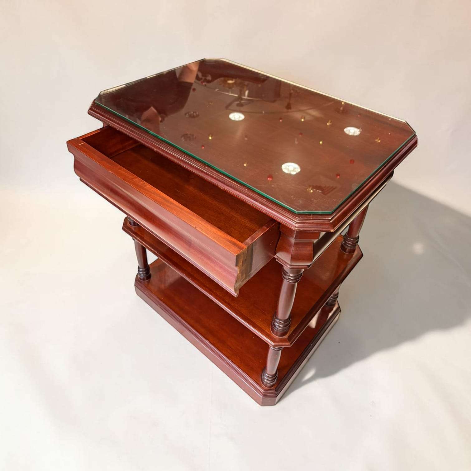 Mesa TV de caoba con tapa de cristal y cajón secreto - Cositas Antiguas – La Guadaña, Anticuarios Online en Jerez , vender antigüedades, muebles antiguos