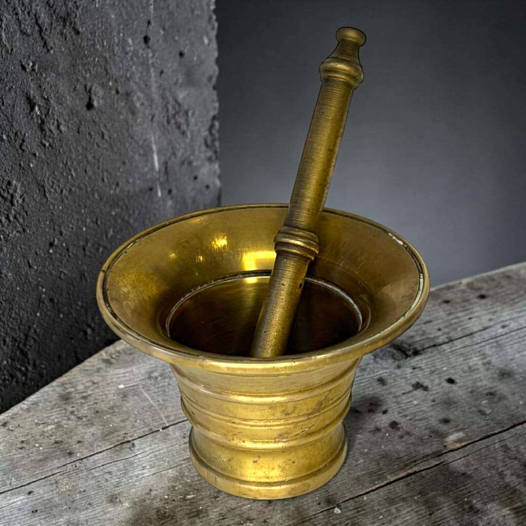 Mortero antiguo de bronce pequeño decorativo y funcional - Cositas Antiguas – La Guadaña, Anticuarios Online en Jerez , vender antigüedades, muebles antiguos