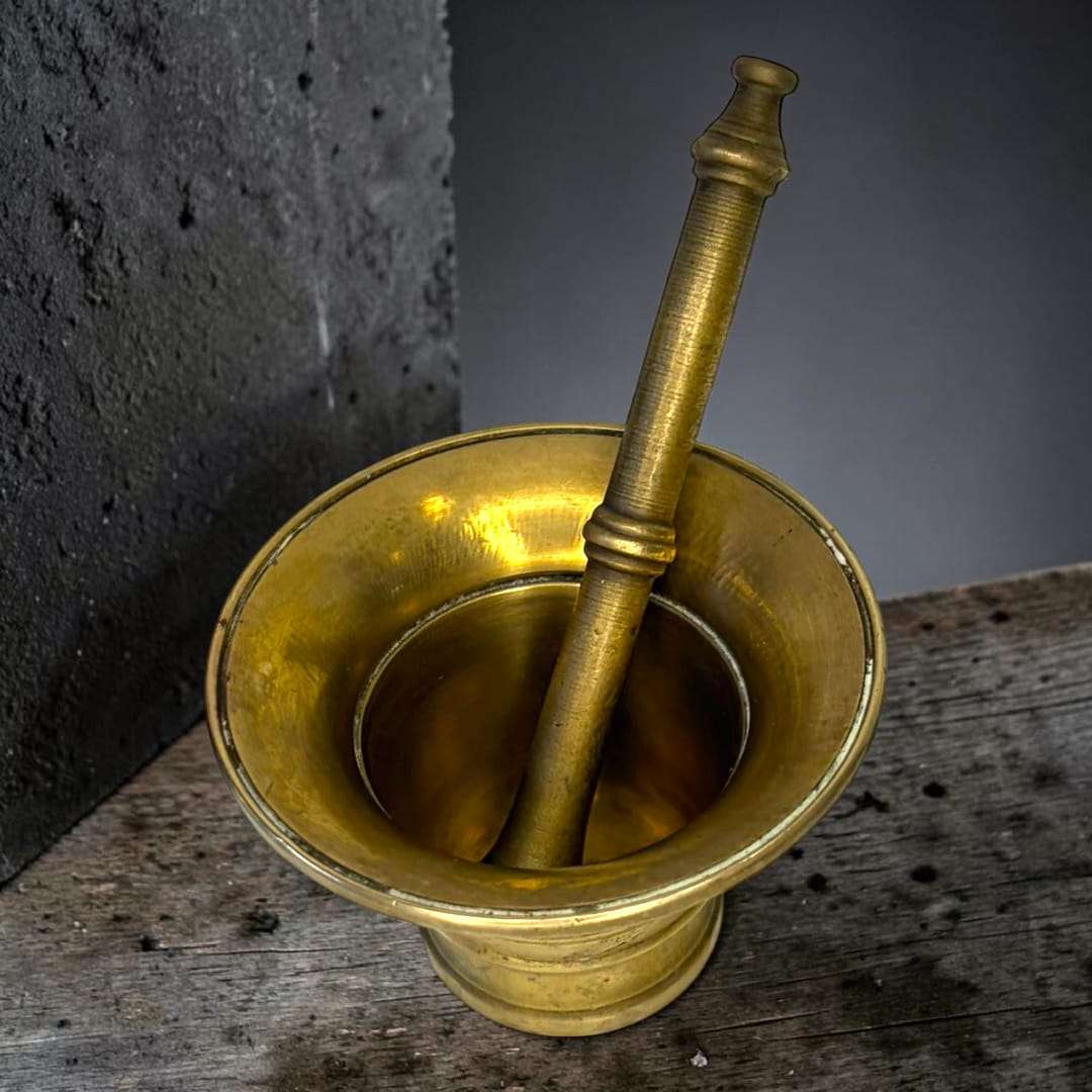 Mortero antiguo de bronce pequeño decorativo y funcional - Cositas Antiguas – La Guadaña, Anticuarios Online en Jerez , vender antigüedades, muebles antiguos