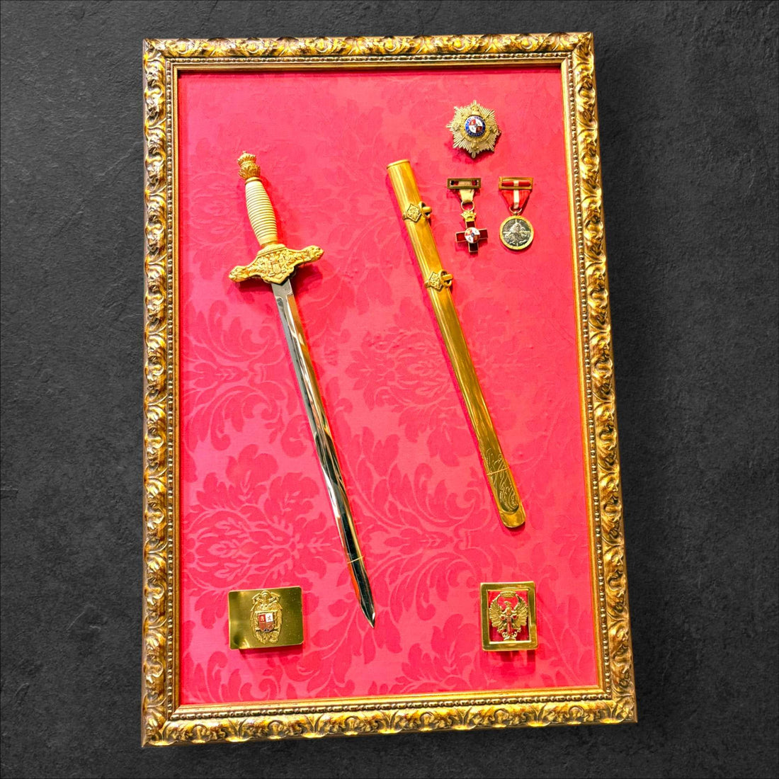 Expositorio militar antiguo con daga española - Cositas Antiguas – La Guadaña, Anticuarios Online en Jerez , vender antigüedades, muebles antiguos