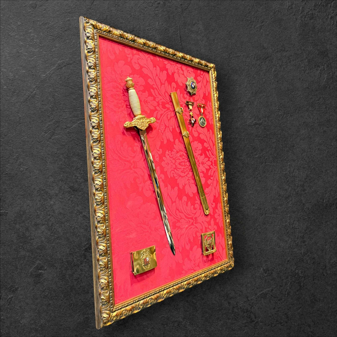 Expositorio militar antiguo con daga española - Cositas Antiguas – La Guadaña, Anticuarios Online en Jerez , vender antigüedades, muebles antiguos