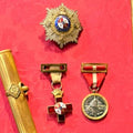 Expositorio militar antiguo con daga española - Cositas Antiguas – La Guadaña, Anticuarios Online en Jerez , vender antigüedades, muebles antiguos