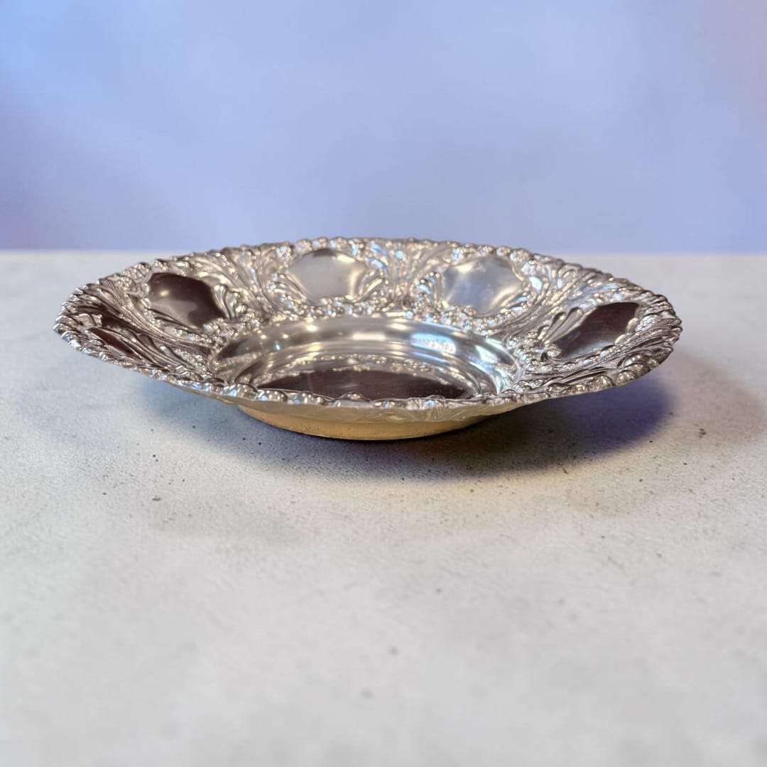 Panera antigua de metal plateado con relieves - Cositas Antiguas – La Guadaña, Anticuarios Online en Jerez , vender antigüedades, muebles antiguos