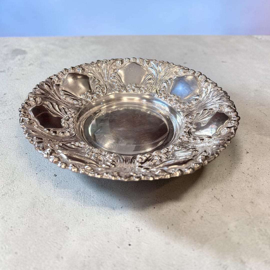 Panera antigua de metal plateado con relieves - Cositas Antiguas – La Guadaña, Anticuarios Online en Jerez , vender antigüedades, muebles antiguos