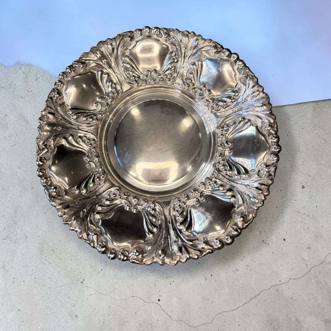 Panera antigua de metal plateado con relieves - Cositas Antiguas – La Guadaña, Anticuarios Online en Jerez , vender antigüedades, muebles antiguos