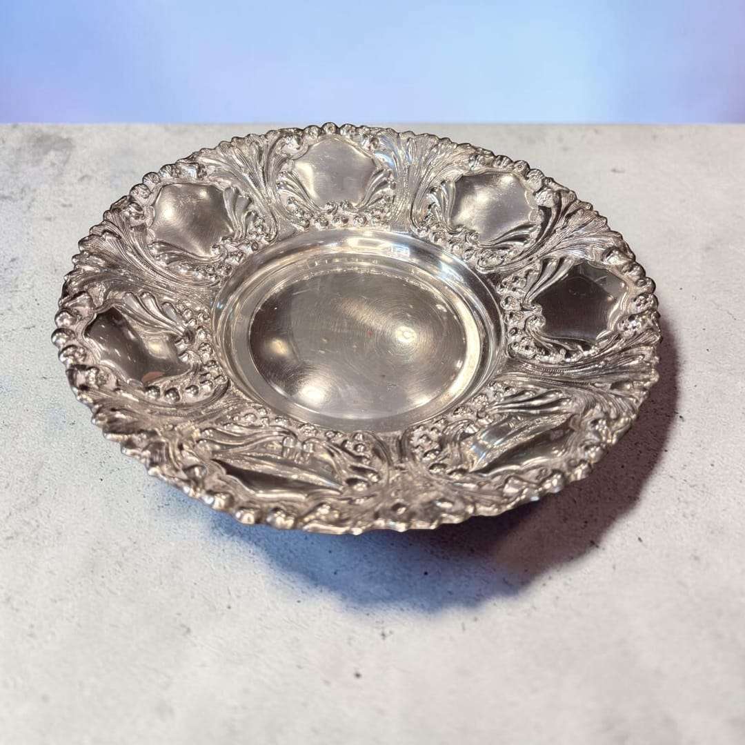 Panera antigua de metal plateado con relieves - Cositas Antiguas – La Guadaña, Anticuarios Online en Jerez , vender antigüedades, muebles antiguos