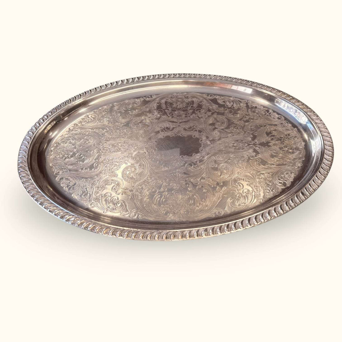 Bandeja antigua de metal plateado con relieves - Cositas Antiguas – La Guadaña, Anticuarios Online en Jerez , vender antigüedades, muebles antiguos