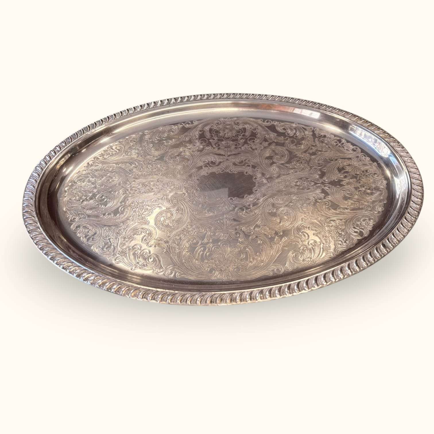 Bandeja antigua de metal plateado con relieves - Cositas Antiguas – La Guadaña, Anticuarios Online en Jerez , vender antigüedades, muebles antiguos