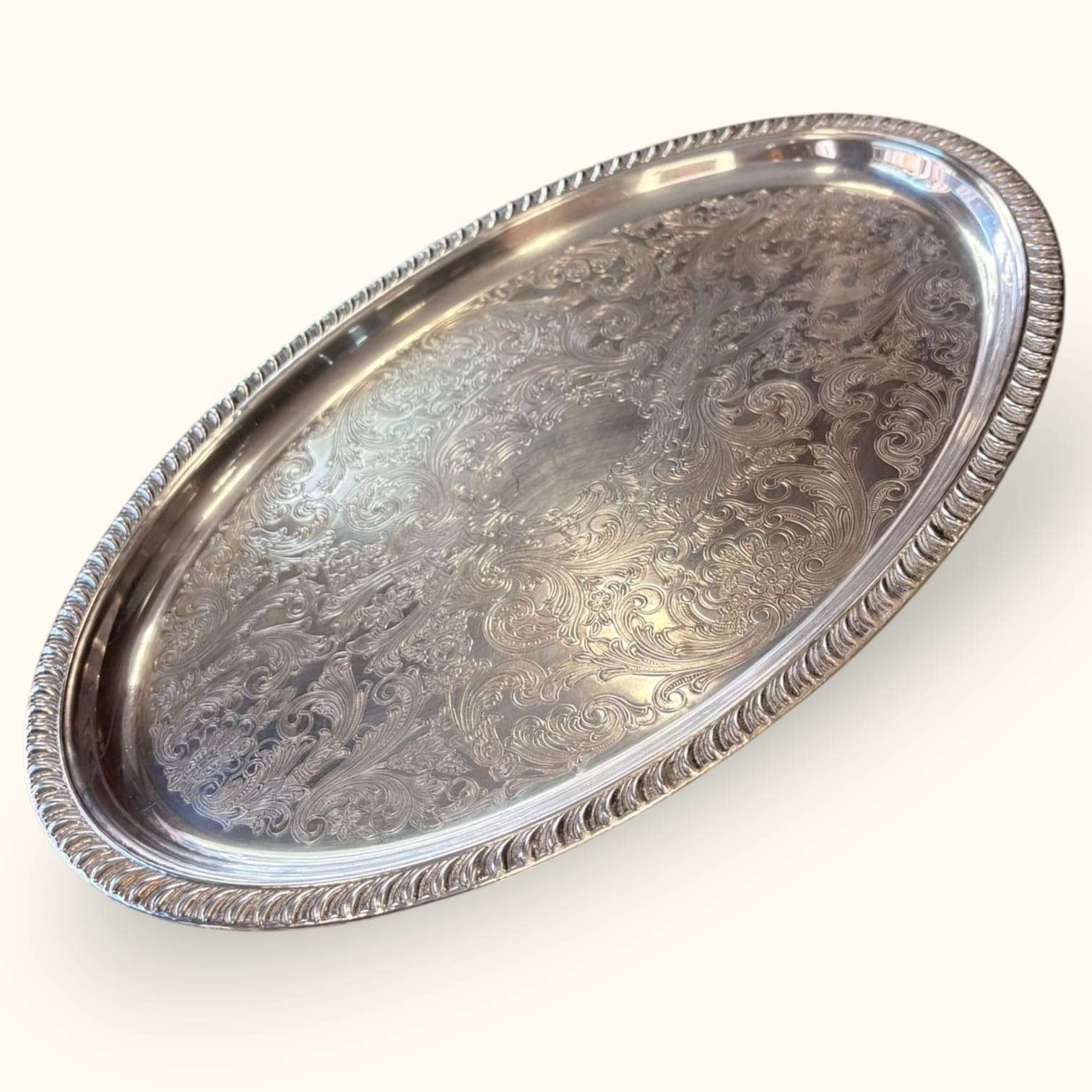 Bandeja antigua de metal plateado con relieves - Cositas Antiguas – La Guadaña, Anticuarios Online en Jerez , vender antigüedades, muebles antiguos