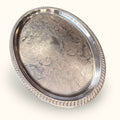 Bandeja antigua de metal plateado con relieves - Cositas Antiguas – La Guadaña, Anticuarios Online en Jerez , vender antigüedades, muebles antiguos