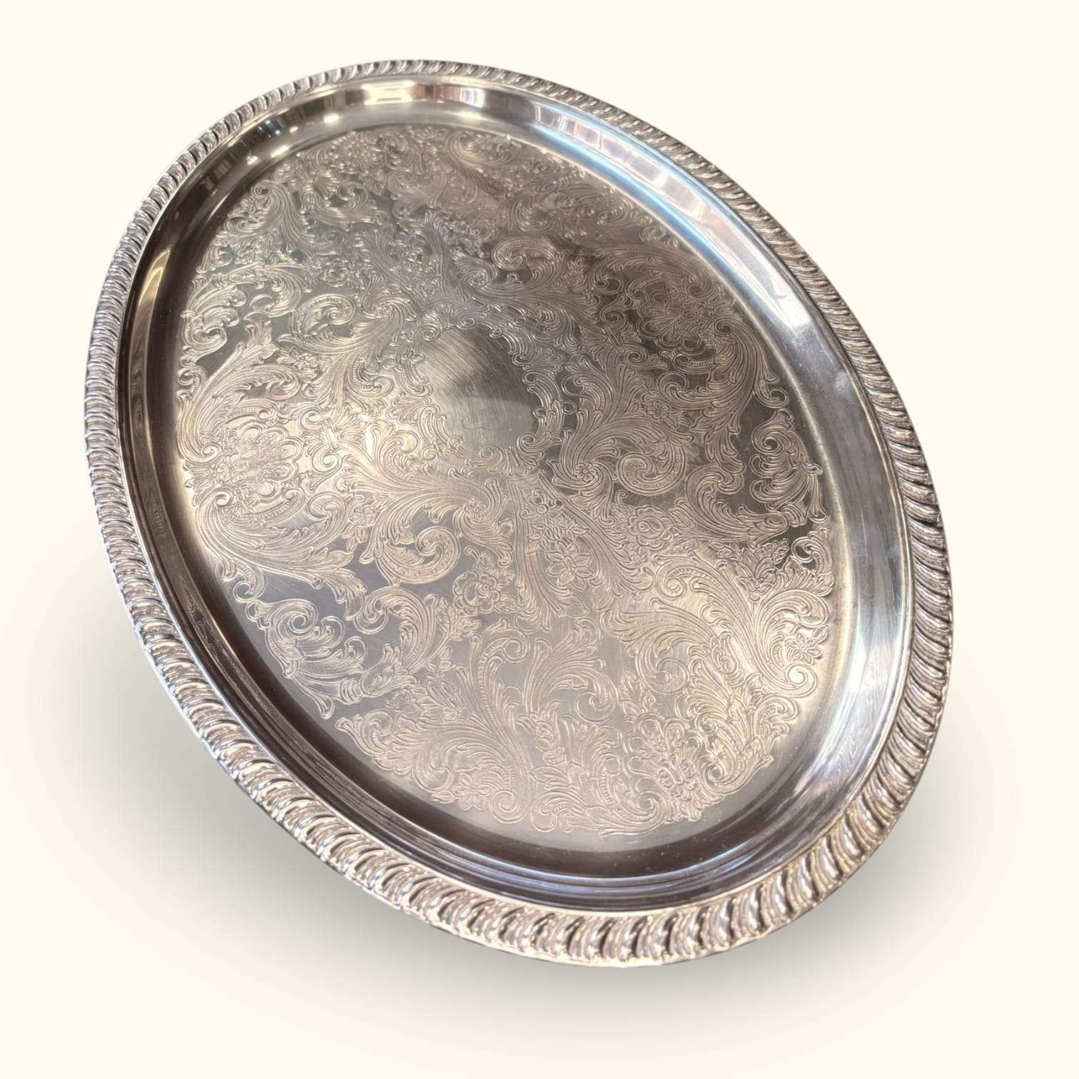 Bandeja antigua de metal plateado con relieves - Cositas Antiguas – La Guadaña, Anticuarios Online en Jerez , vender antigüedades, muebles antiguos