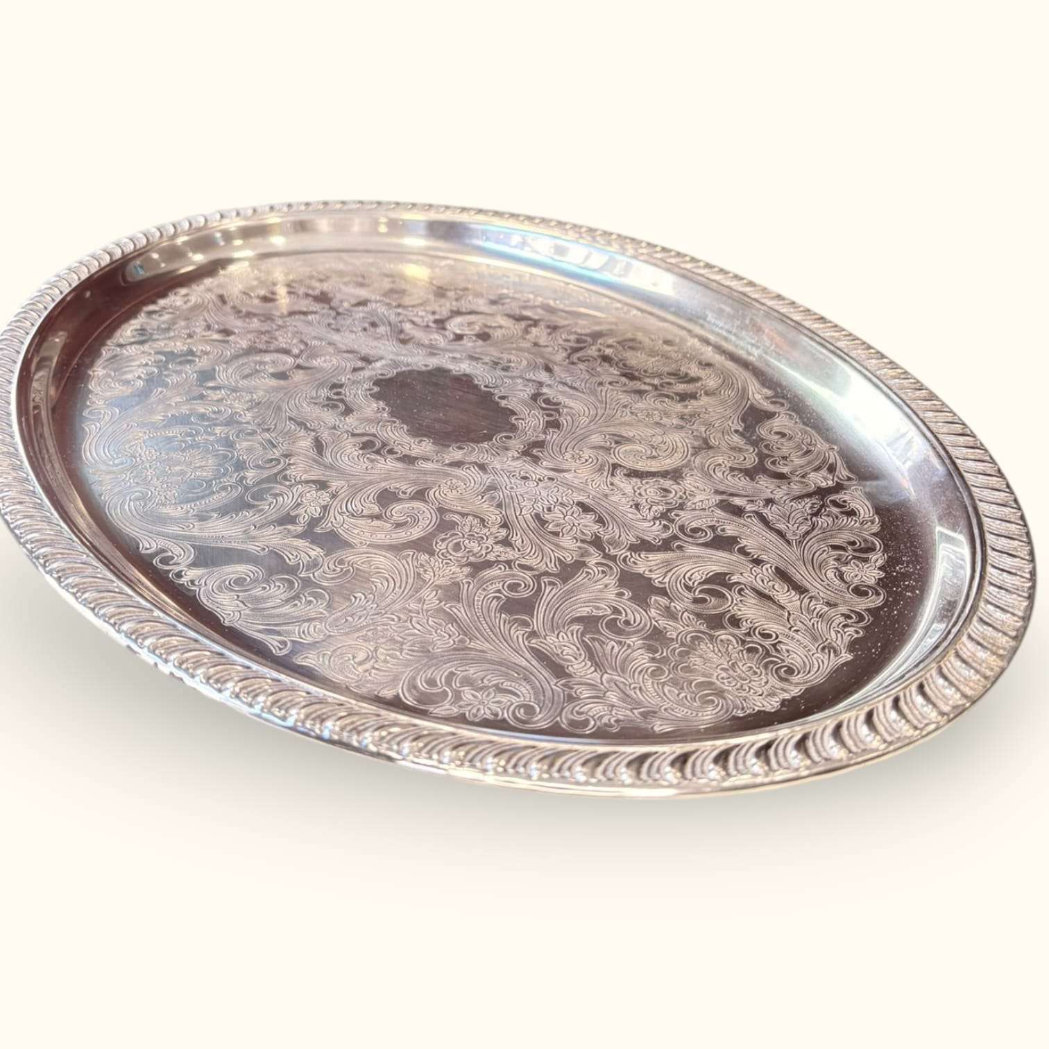 Bandeja antigua de metal plateado con relieves - Cositas Antiguas – La Guadaña, Anticuarios Online en Jerez , vender antigüedades, muebles antiguos