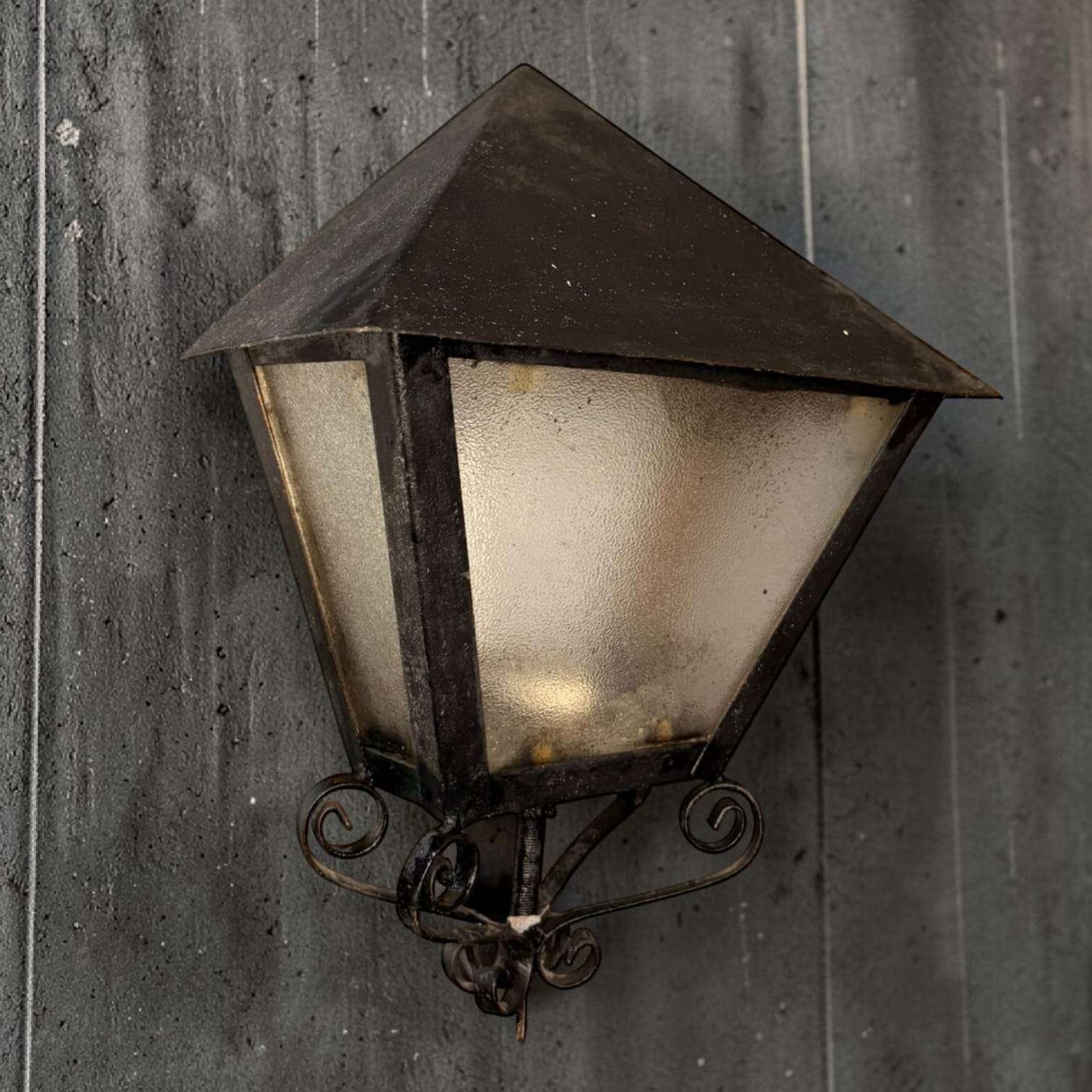 Farol antiguo de pared en forja con cristal opaco - Cositas Antiguas – La Guadaña, Anticuarios Online en Jerez , vender antigüedades, muebles antiguos