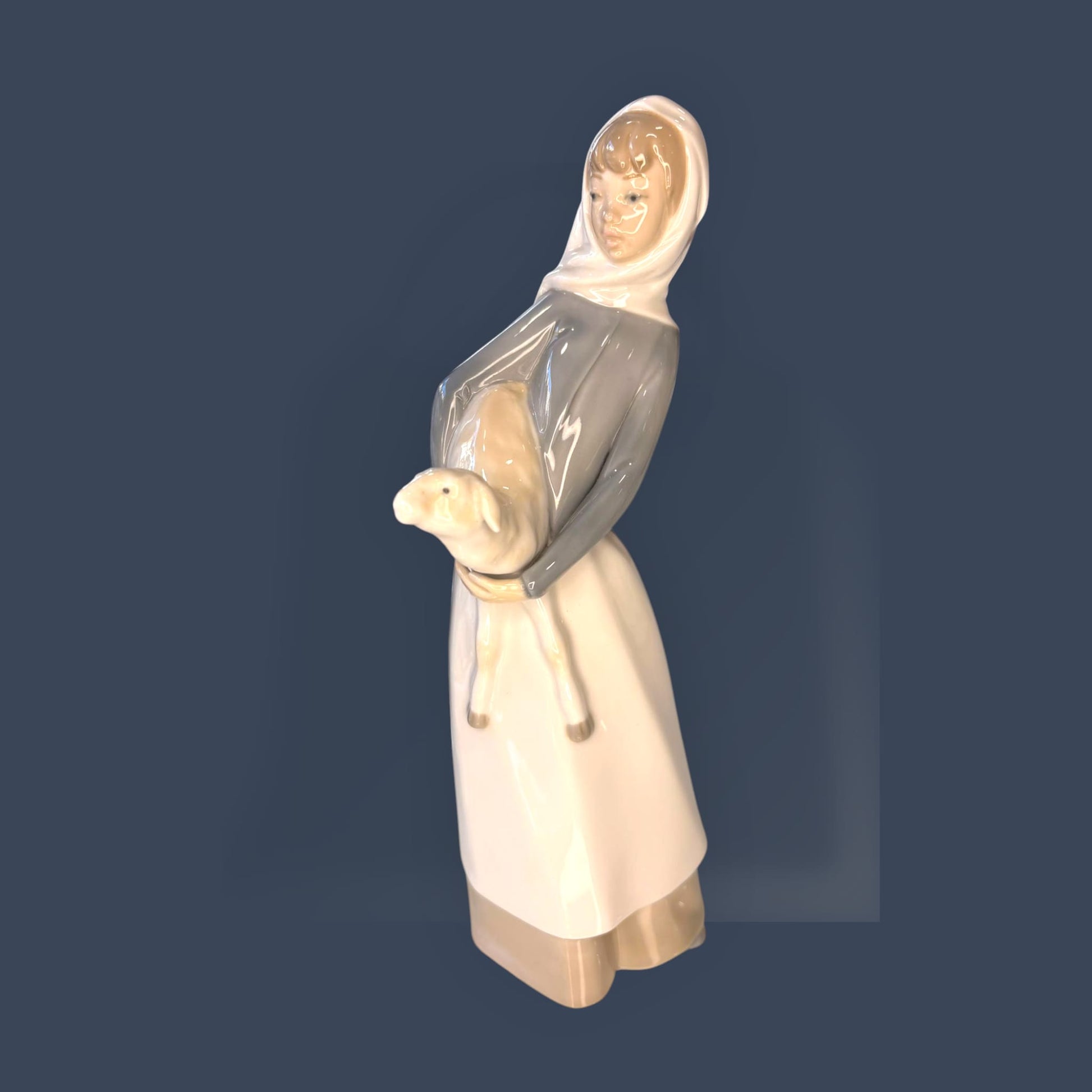 Figura Lladró niña con cordero porcelana antigua - Cositas Antiguas – La Guadaña, Anticuarios Online en Jerez , vender antigüedades, muebles antiguos