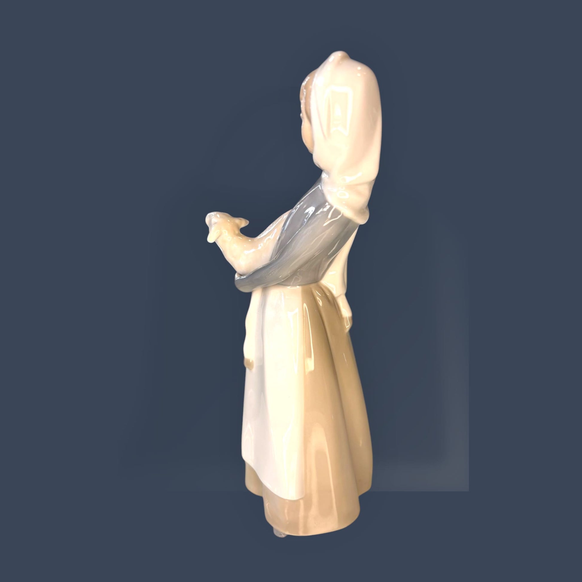 Figura Lladró niña con cordero porcelana antigua - Cositas Antiguas – La Guadaña, Anticuarios Online en Jerez , vender antigüedades, muebles antiguos