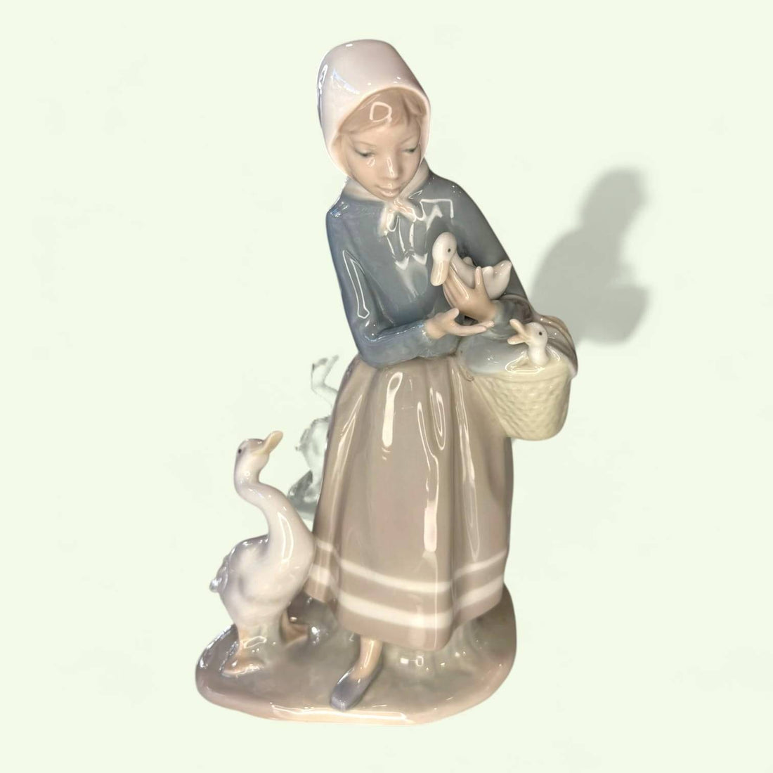 Figura Lladró Pastora con patos porcelana antigua - Cositas Antiguas – La Guadaña, Anticuarios Online en Jerez , vender antigüedades, muebles antiguos