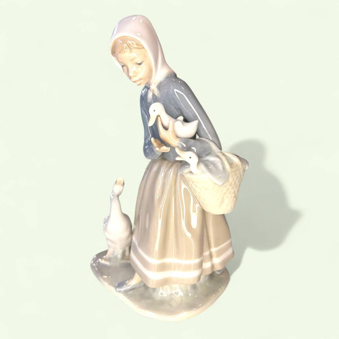 Figura Lladró Pastora con patos porcelana antigua - Cositas Antiguas – La Guadaña, Anticuarios Online en Jerez , vender antigüedades, muebles antiguos