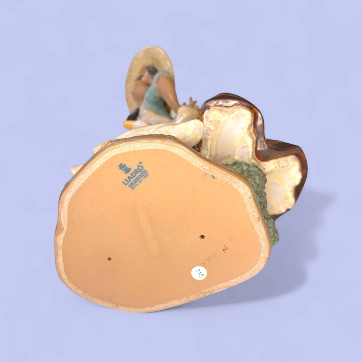 Figura Lladró Laundry Day porcelana gres coleccionable - Cositas Antiguas – La Guadaña, Anticuarios Online en Jerez , vender antigüedades, muebles antiguos