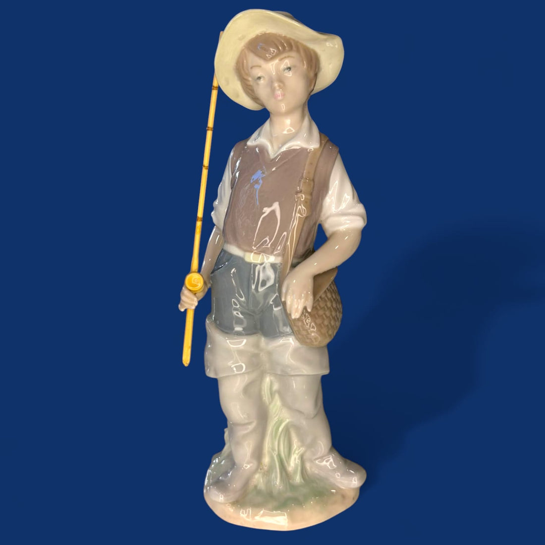 Figura Lladró Niño Pescador porcelana vintage descatalogada - Cositas Antiguas – La Guadaña, Anticuarios Online en Jerez , vender antigüedades, muebles antiguos