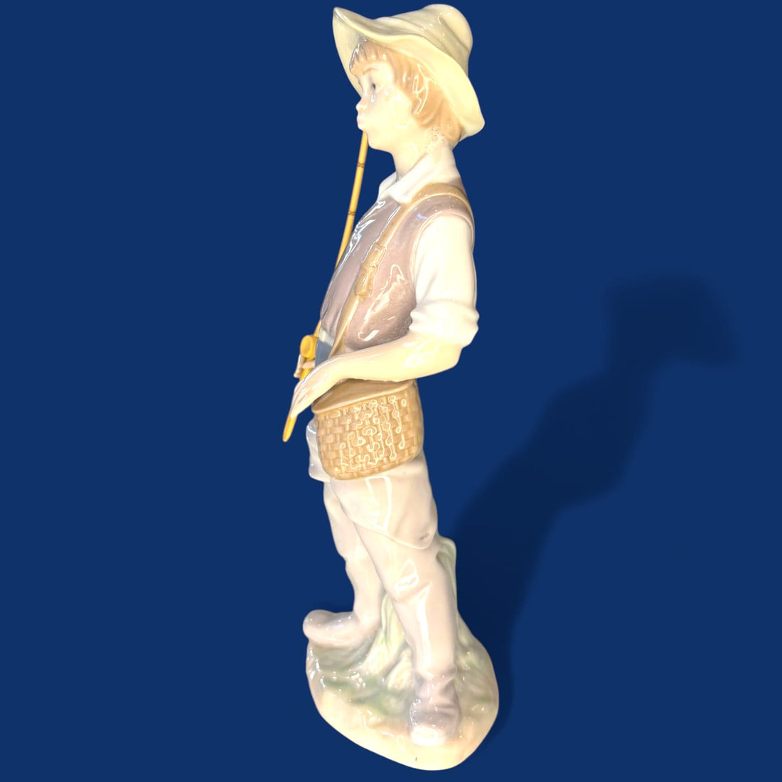 Figura Lladró Niño Pescador porcelana vintage descatalogada - Cositas Antiguas – La Guadaña, Anticuarios Online en Jerez , vender antigüedades, muebles antiguos