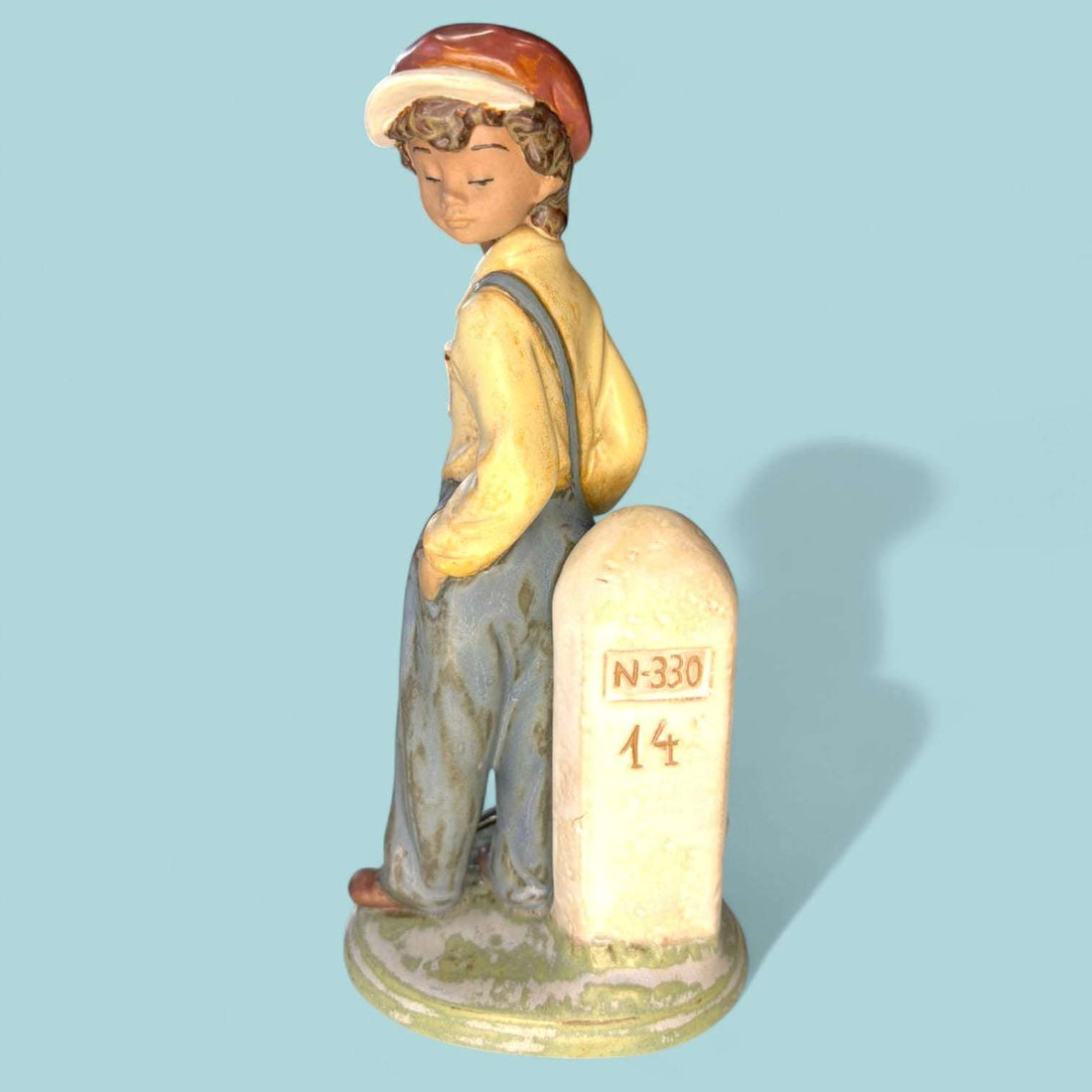 Figura Lladró Niño Viajero porcelana antigua descatalogada - Cositas Antiguas – La Guadaña, Anticuarios Online en Jerez , vender antigüedades, muebles antiguos