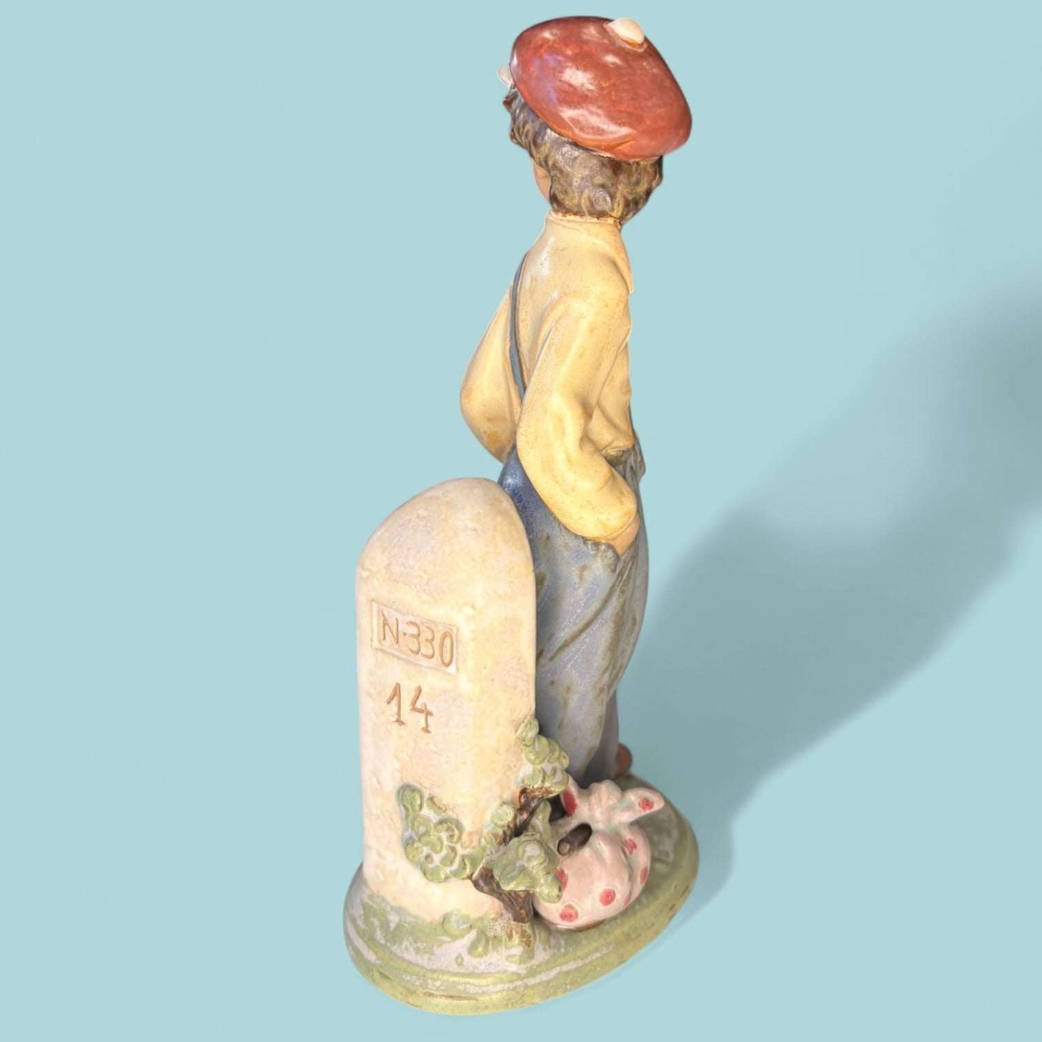 Figura Lladró Niño Viajero porcelana antigua descatalogada - Cositas Antiguas – La Guadaña, Anticuarios Online en Jerez , vender antigüedades, muebles antiguos