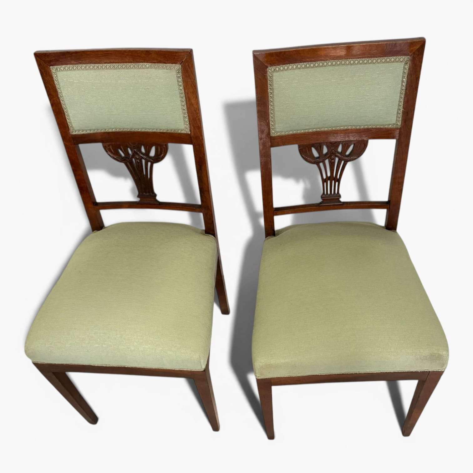 Pareja de sillas de madera con tapizado verde clásico - Cositas Antiguas – La Guadaña, Anticuarios Online en Jerez , vender antigüedades, muebles antiguos