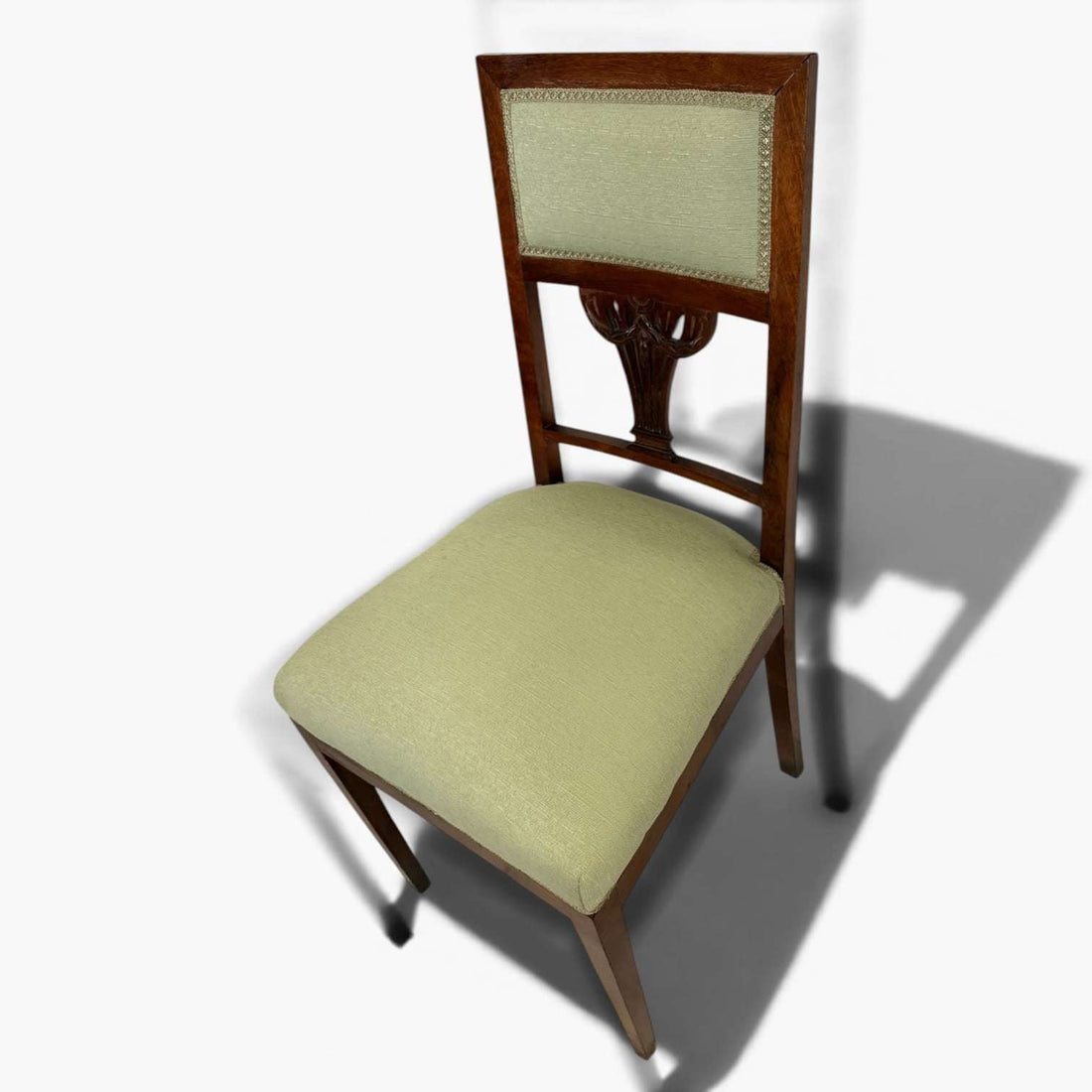 Pareja de sillas de madera con tapizado verde clásico - Cositas Antiguas – La Guadaña, Anticuarios Online en Jerez , vender antigüedades, muebles antiguos