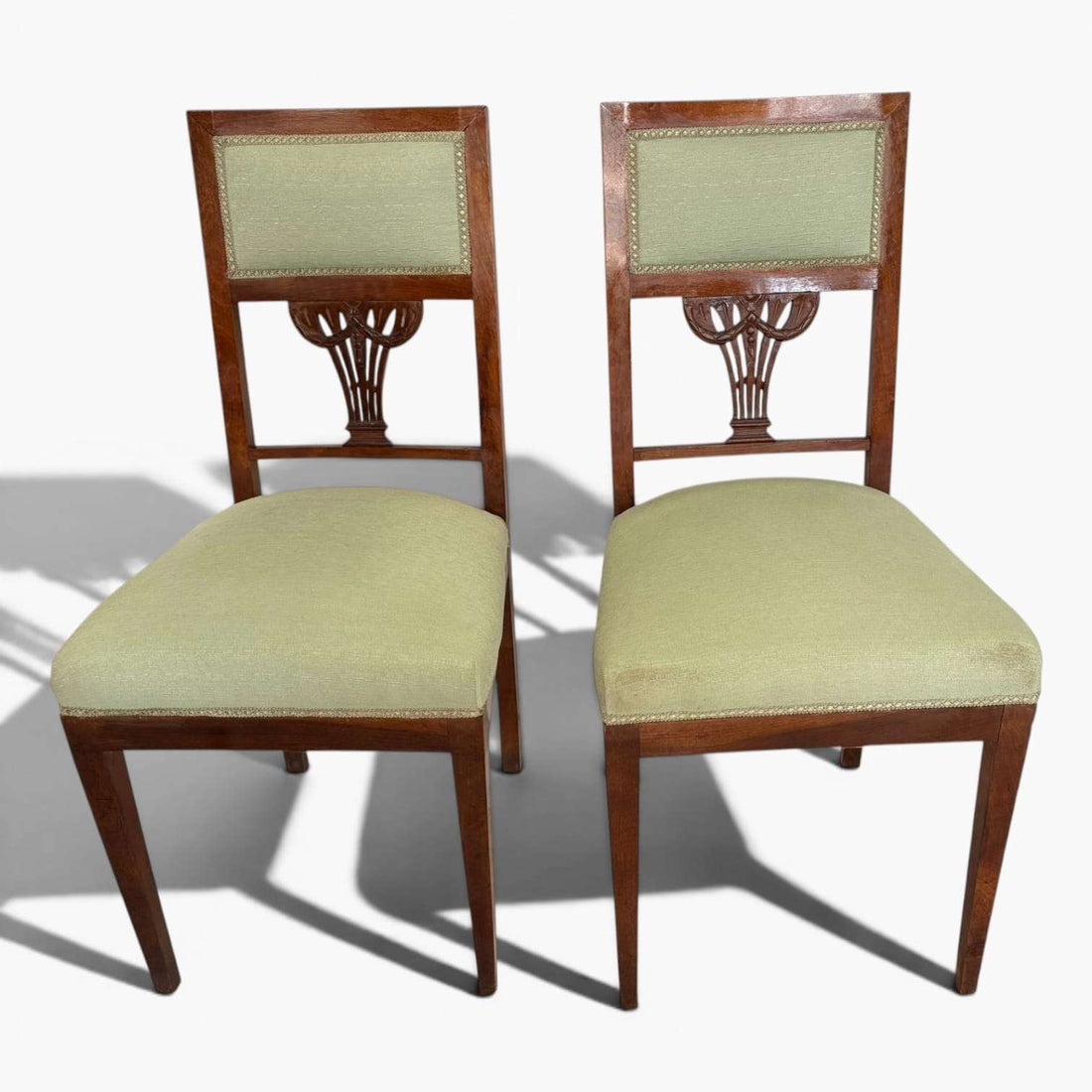 Pareja de sillas de madera con tapizado verde clásico - Cositas Antiguas – La Guadaña, Anticuarios Online en Jerez , vender antigüedades, muebles antiguos