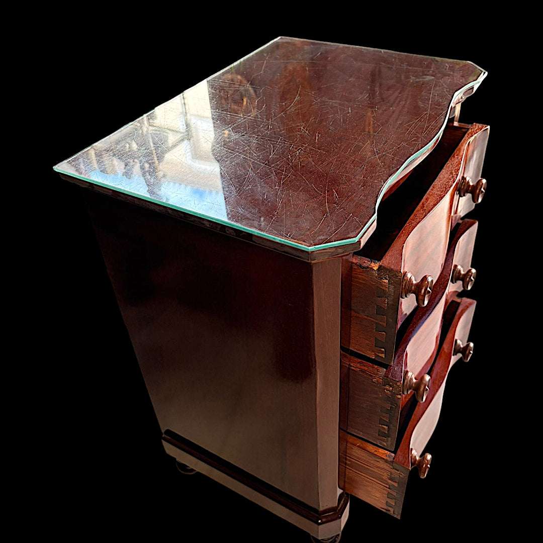 Mesita de noche de caoba con tapa de cristal - Cositas Antiguas – La Guadaña, Anticuarios Online en Jerez , vender antigüedades, muebles antiguos