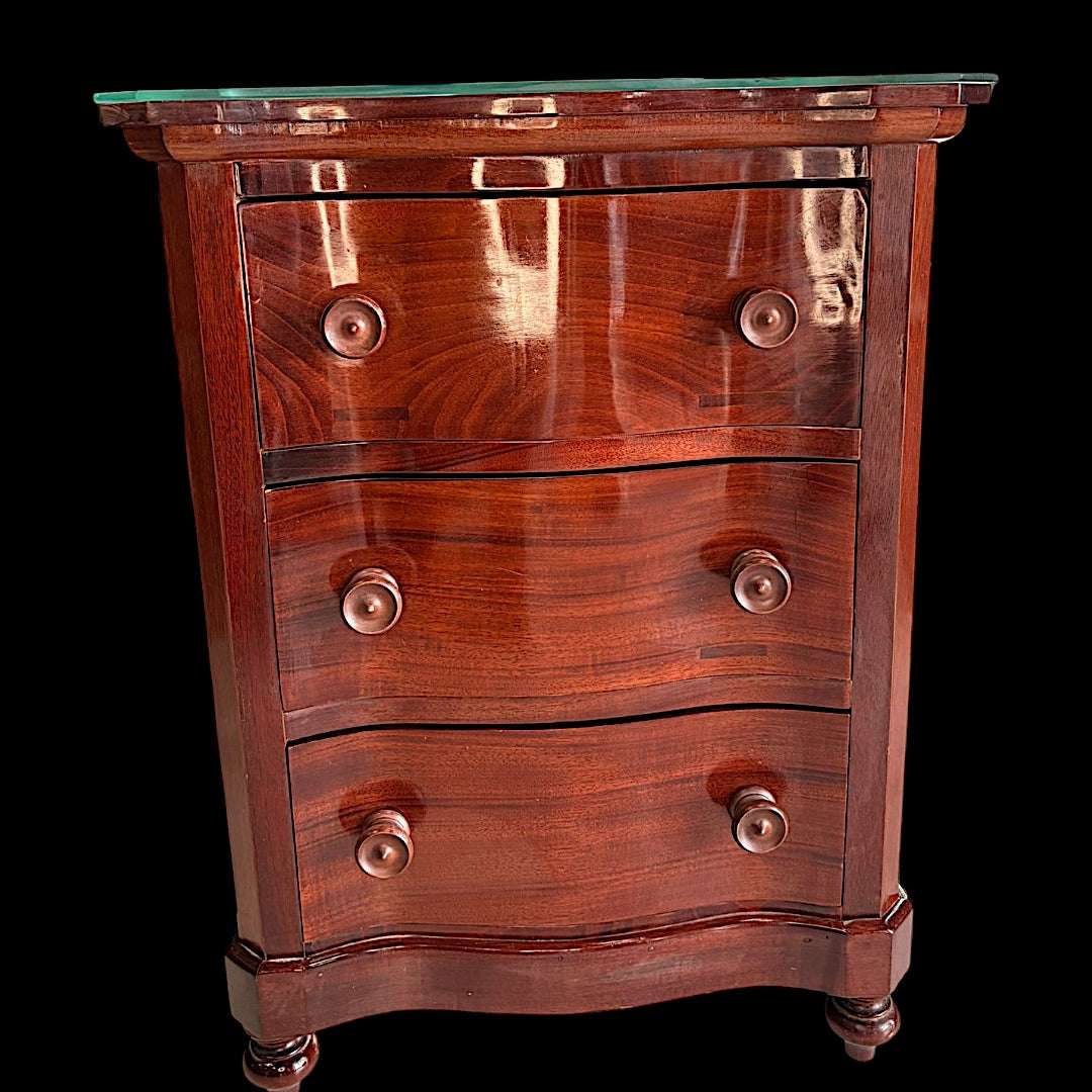 Mesita de noche de caoba con tapa de cristal - Cositas Antiguas – La Guadaña, Anticuarios Online en Jerez , vender antigüedades, muebles antiguos