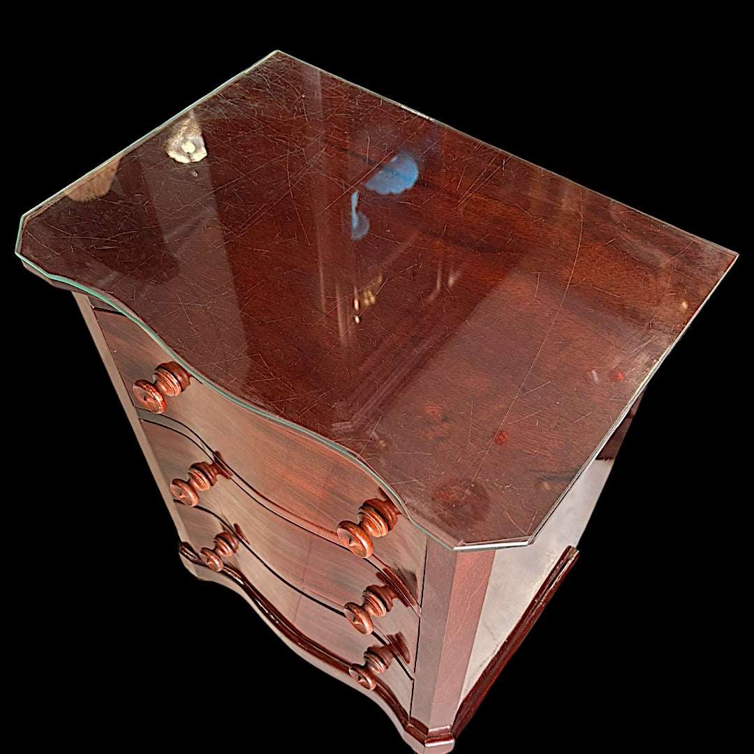 Mesita de noche de caoba con tapa de cristal - Cositas Antiguas – La Guadaña, Anticuarios Online en Jerez , vender antigüedades, muebles antiguos