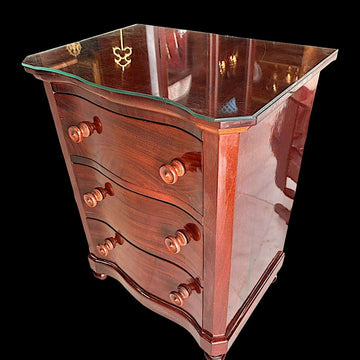 Mesita de noche de caoba con tapa de cristal - Cositas Antiguas – La Guadaña, Anticuarios Online en Jerez , vender antigüedades, muebles antiguos