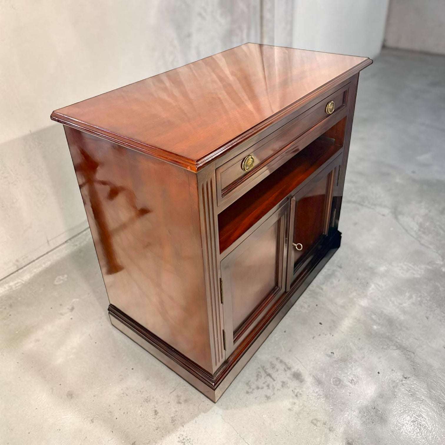 Mueble TV de caoba antiguo con cajón y alacena - Cositas Antiguas – La Guadaña, Anticuarios Online en Jerez , vender antigüedades, muebles antiguos