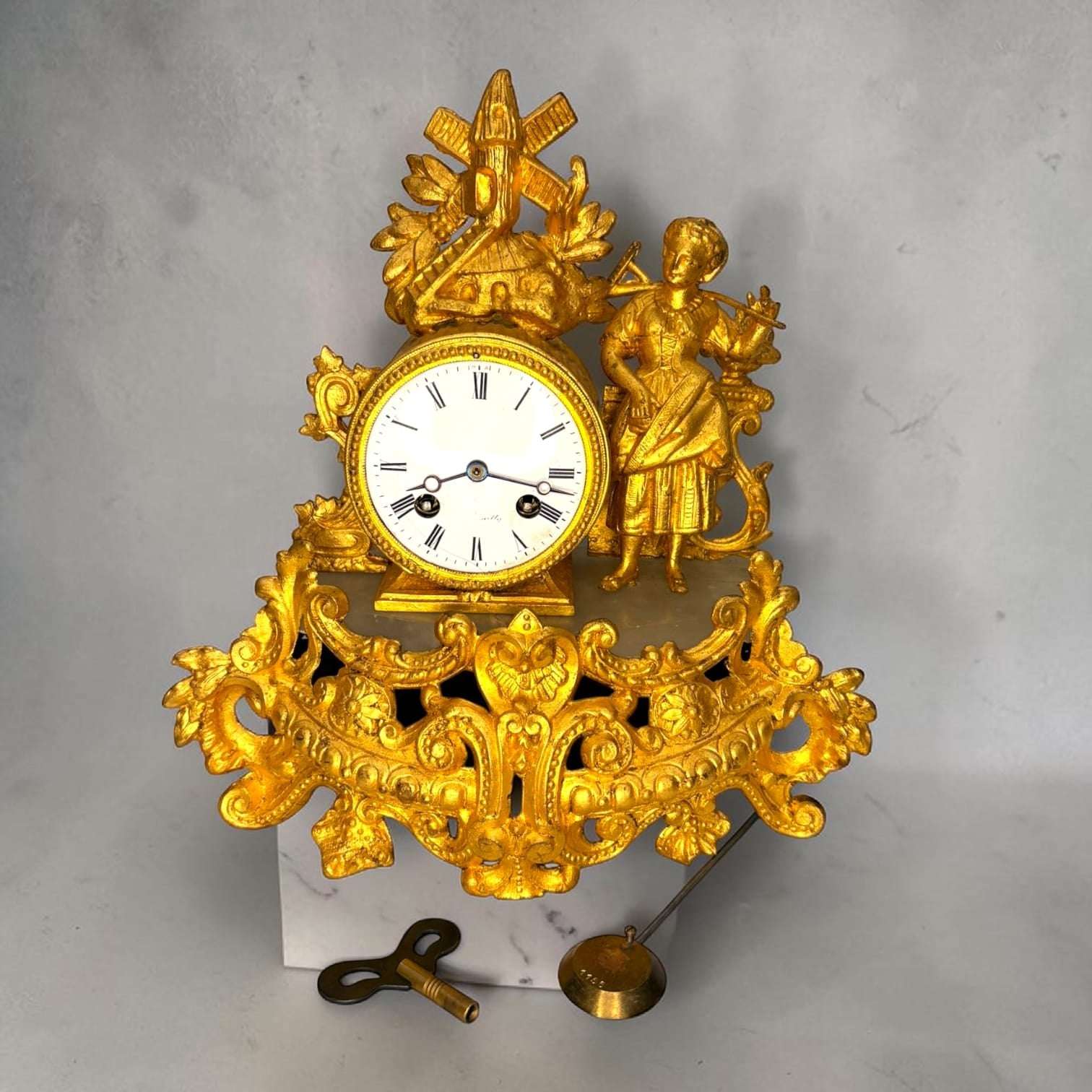 Reloj de sobremesa antiguo dorado estilo Luis XV - Cositas Antiguas – La Guadaña, Anticuarios Online en Jerez , vender antigüedades, muebles antiguos