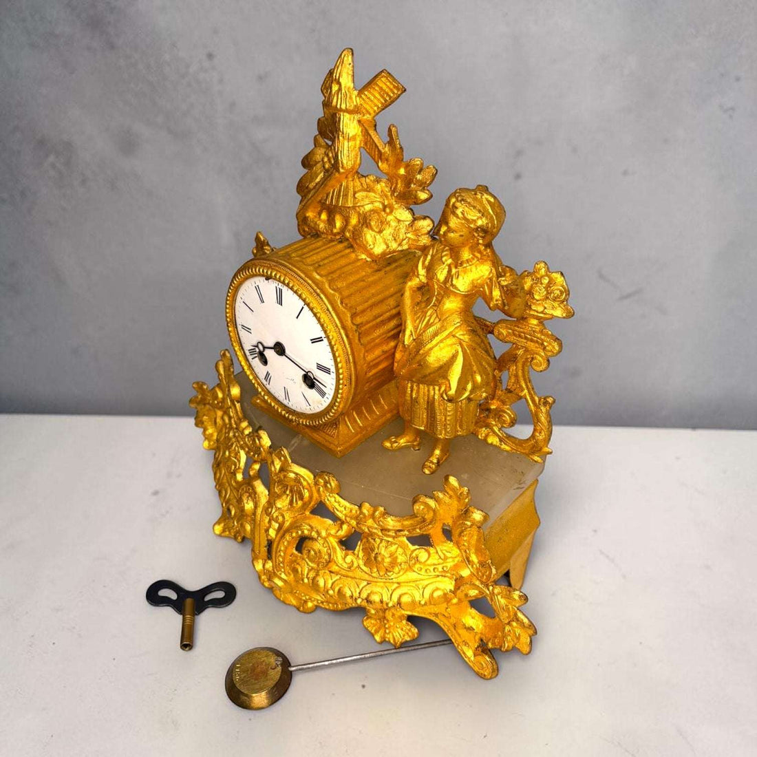 Reloj de sobremesa antiguo dorado estilo Luis XV - Cositas Antiguas – La Guadaña, Anticuarios Online en Jerez , vender antigüedades, muebles antiguos