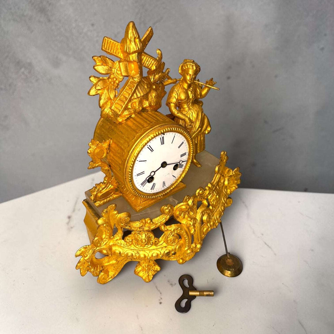 Reloj de sobremesa antiguo dorado estilo Luis XV - Cositas Antiguas – La Guadaña, Anticuarios Online en Jerez , vender antigüedades, muebles antiguos