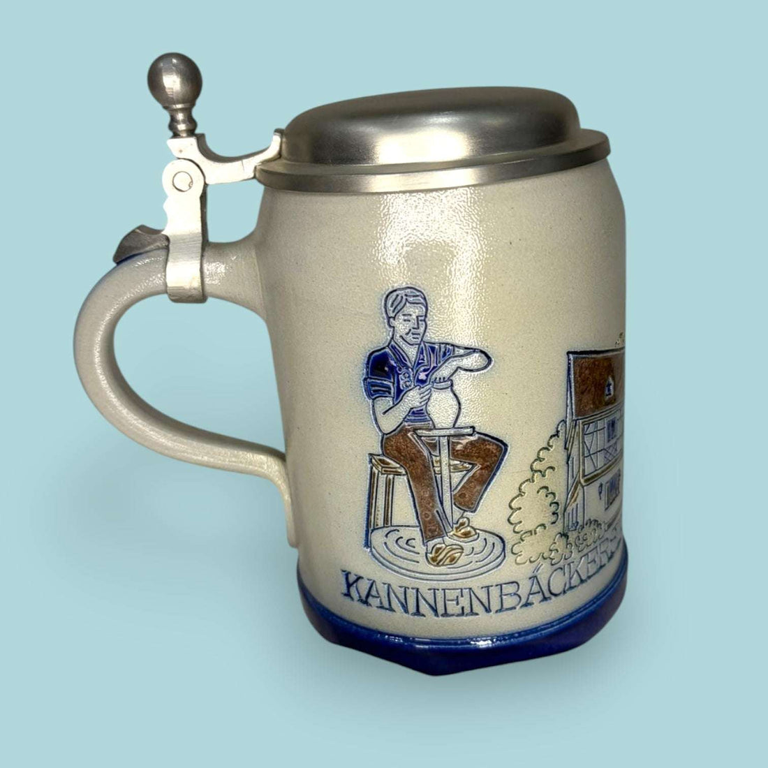Jarra de cerveza alemana con tapa de metal plateado y sello - Cositas Antiguas – La Guadaña, Anticuarios Online en Jerez , vender antigüedades, muebles antiguos