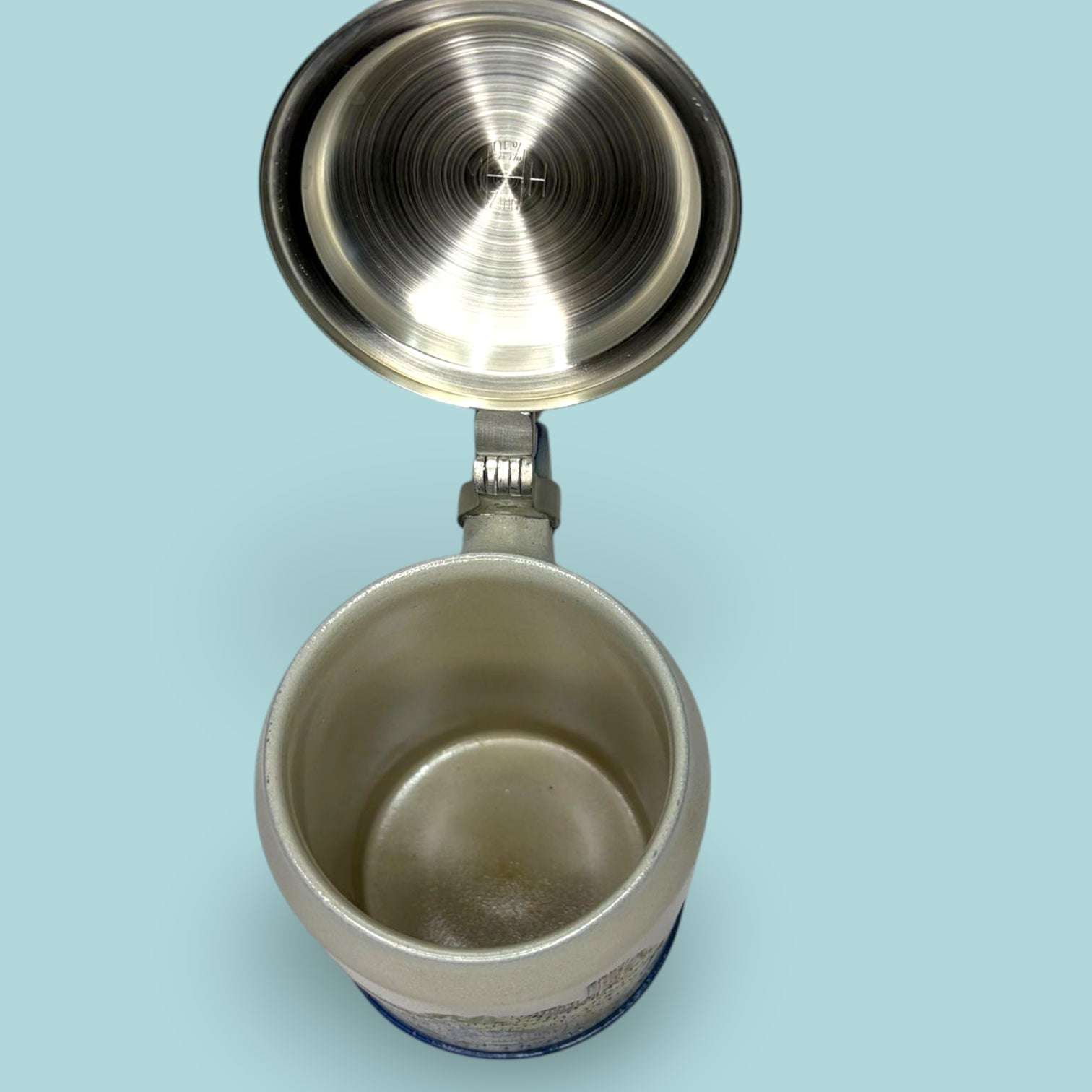 Jarra de cerveza alemana con tapa de metal plateado y sello - Cositas Antiguas – La Guadaña, Anticuarios Online en Jerez , vender antigüedades, muebles antiguos