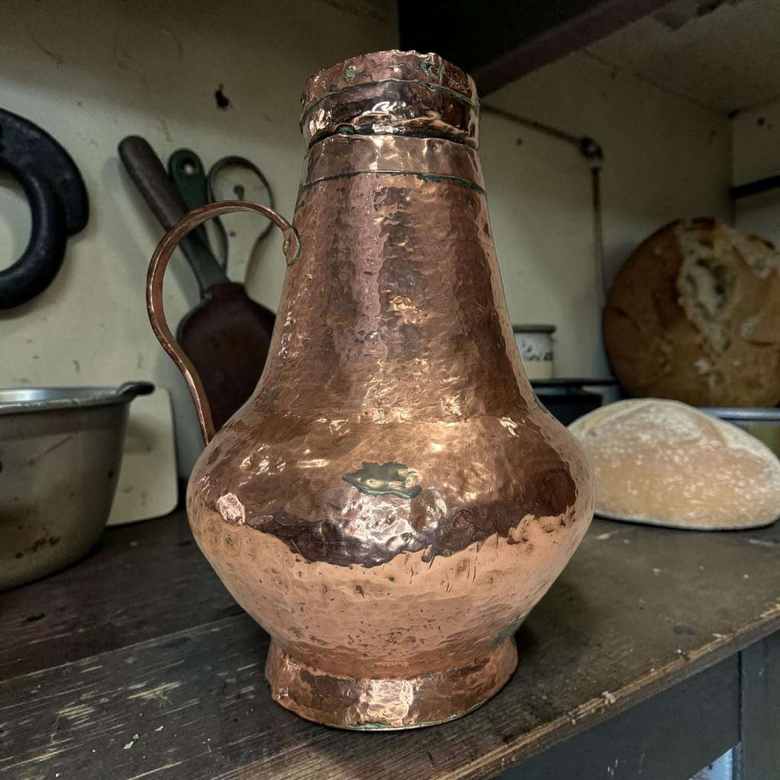 Jarra de cobre martilleado del siglo XVIII | Pieza decorativa - Cositas Antiguas – La Guadaña, Anticuarios Online en Jerez , vender antigüedades, muebles antiguos