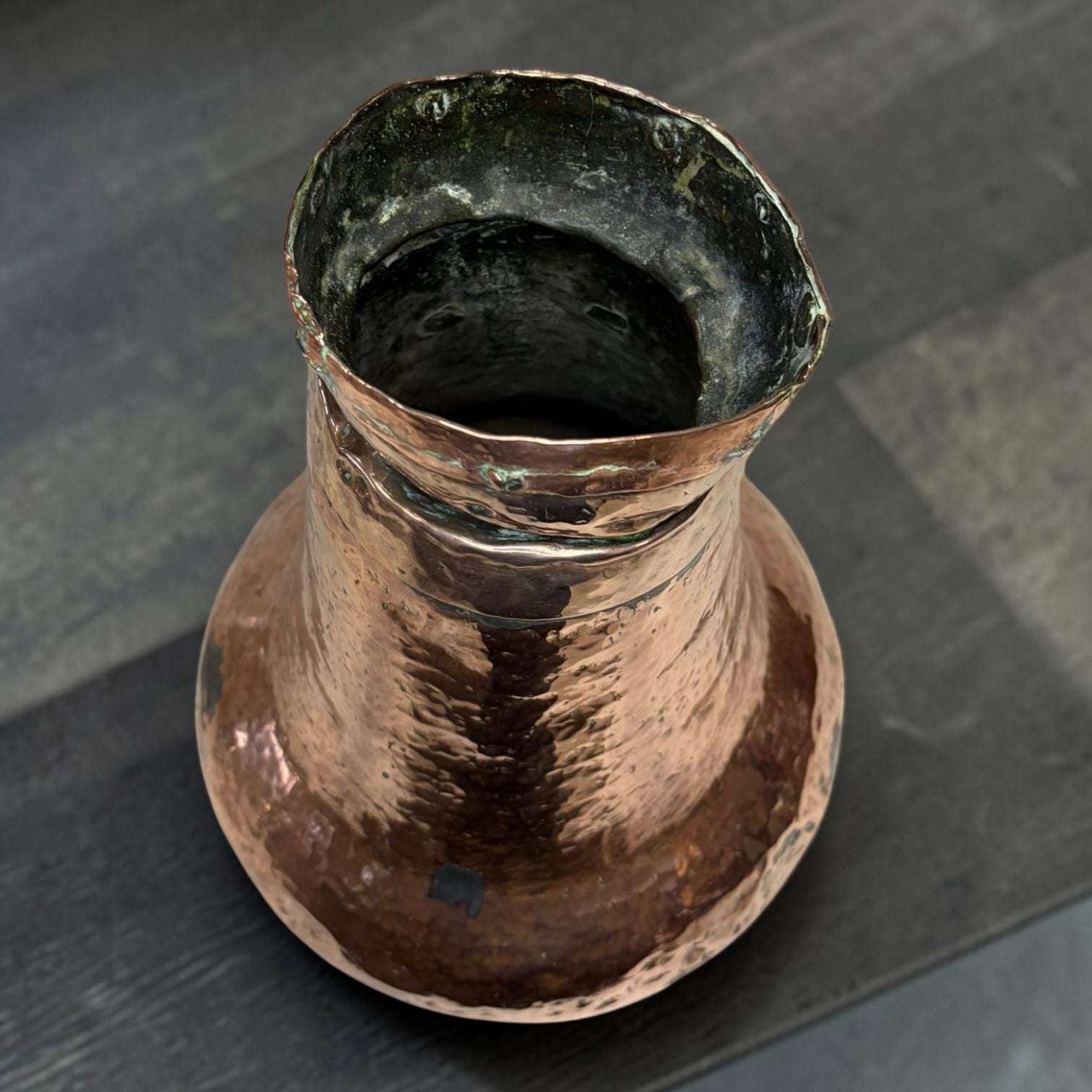 Jarra de cobre martilleado del siglo XVIII | Pieza decorativa - Cositas Antiguas – La Guadaña, Anticuarios Online en Jerez , vender antigüedades, muebles antiguos