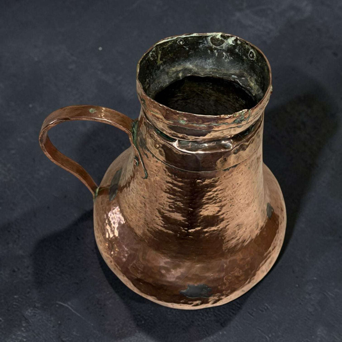 Jarra de cobre martilleado del siglo XVIII | Pieza decorativa - Cositas Antiguas – La Guadaña, Anticuarios Online en Jerez , vender antigüedades, muebles antiguos