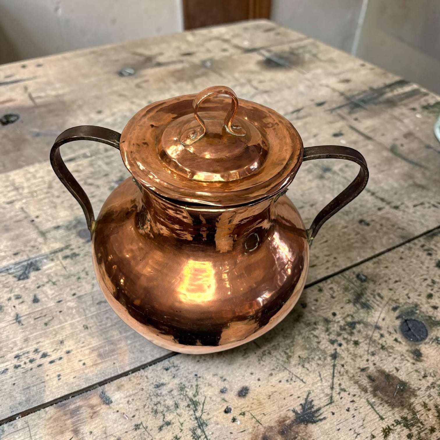 Olla de cobre antigua con tapa y dos asas laterales del siglo XIX - Cositas Antiguas – La Guadaña, Anticuarios Online en Jerez , vender antigüedades, muebles antiguos