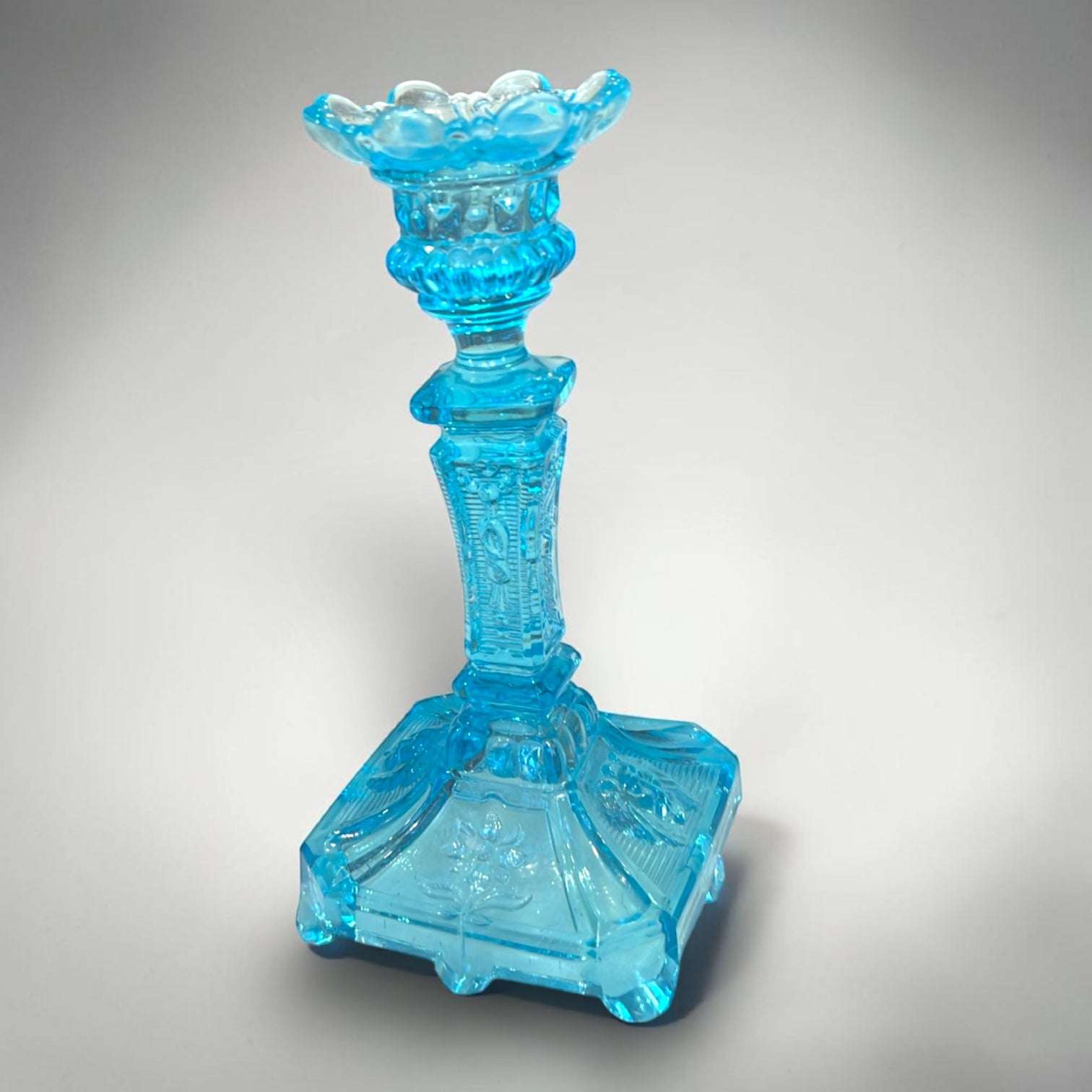 Candelero de cristal turquesa para decoración clásica - Cositas Antiguas – La Guadaña, Anticuarios Online en Jerez , vender antigüedades, muebles antiguos