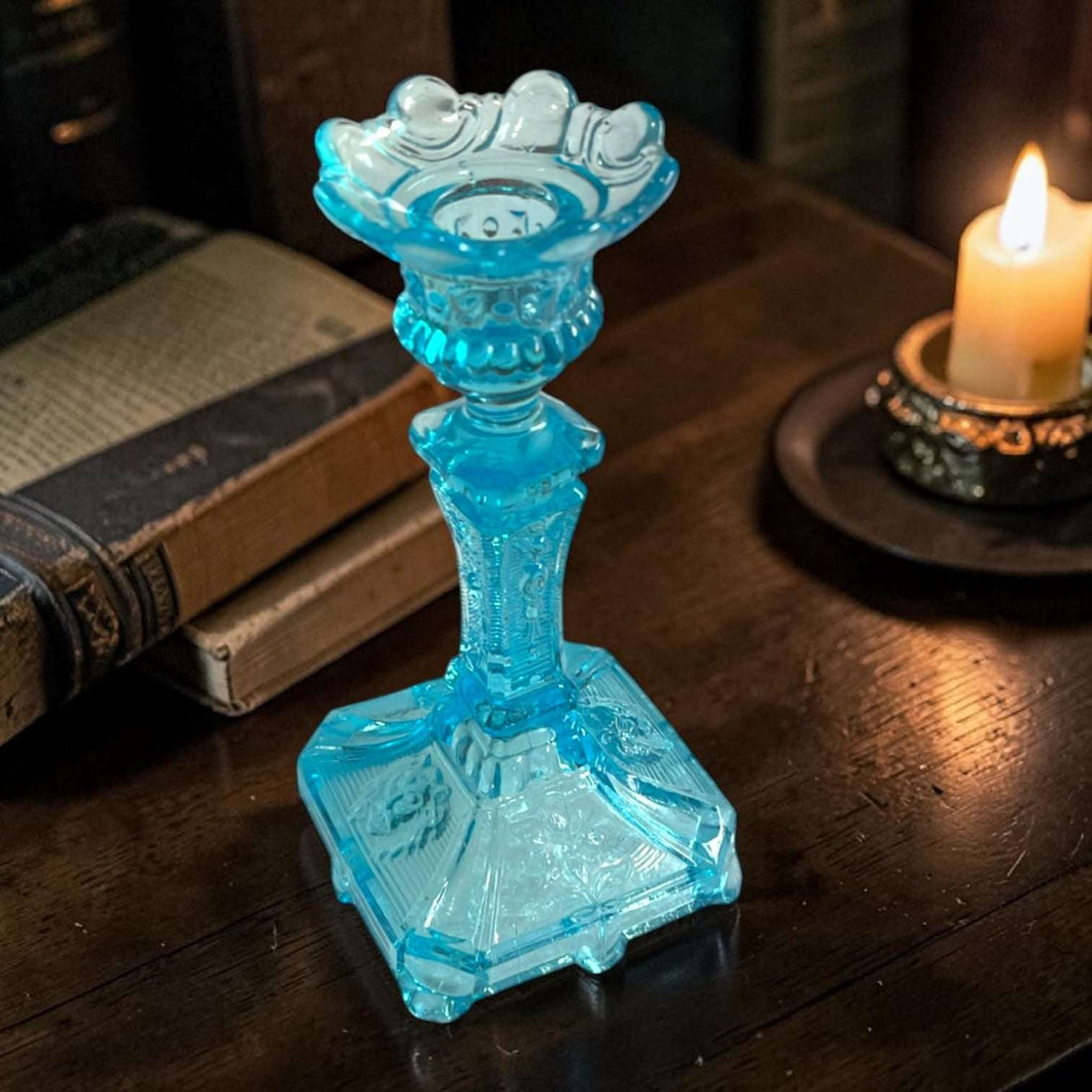 Candelero de cristal turquesa para decoración clásica - Cositas Antiguas – La Guadaña, Anticuarios Online en Jerez , vender antigüedades, muebles antiguos